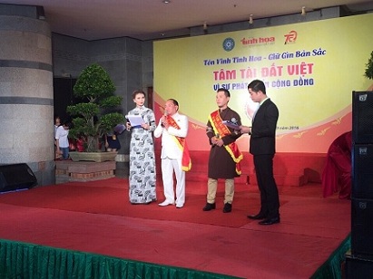 Doanh nhân - Ca sĩ Trường Kha nhận Giải thưởng Tâm Tài Đất Việt